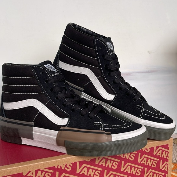 Vans WMNS Sk8-Hi Rearrange Utility Block Black
VN000CRMBLK
Sneakers - Picture 12 of 16